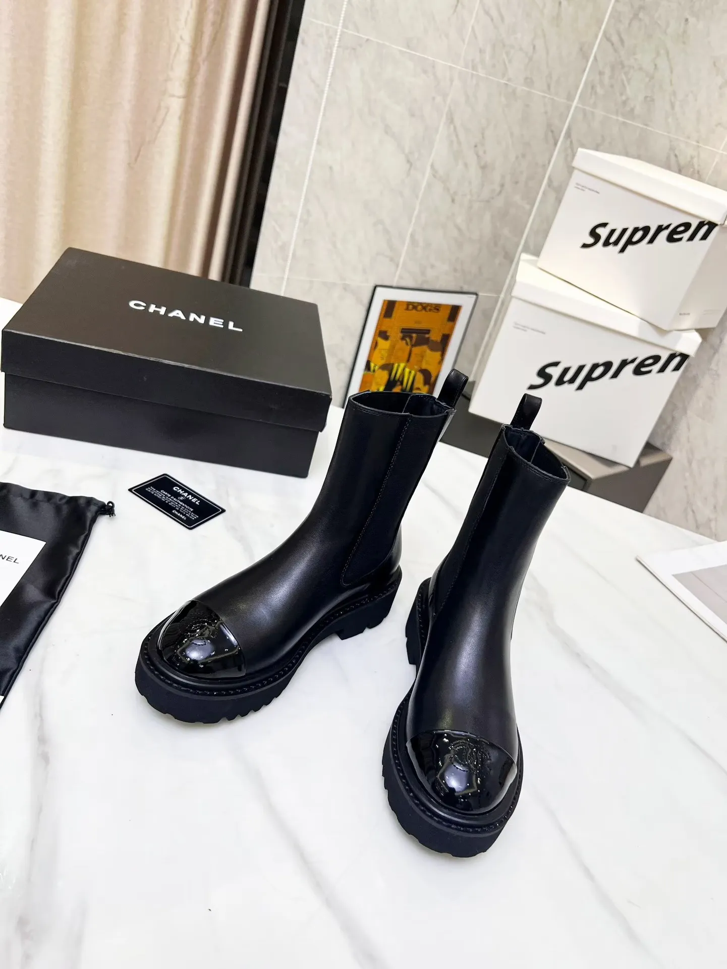 👟👟Ex-factory price 560👟👟 Autumn and winter new Chanel Chanel ankle boots original model opening✅ Elastic design on both sides, super easy to put on and take off, toe logo electro-embroidered Fabric: cowhide🐂 Lining/foot pads: cowhide Foam outsole Color: black, white Size: 34-41 (34, 41 need to be customized) Packing: cloth bag card